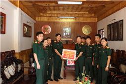 Tặng quà Trung thu  cho các cháu thiếu nhi